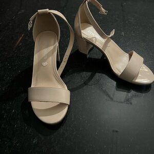 Steve Madden Nude patent sandals girls